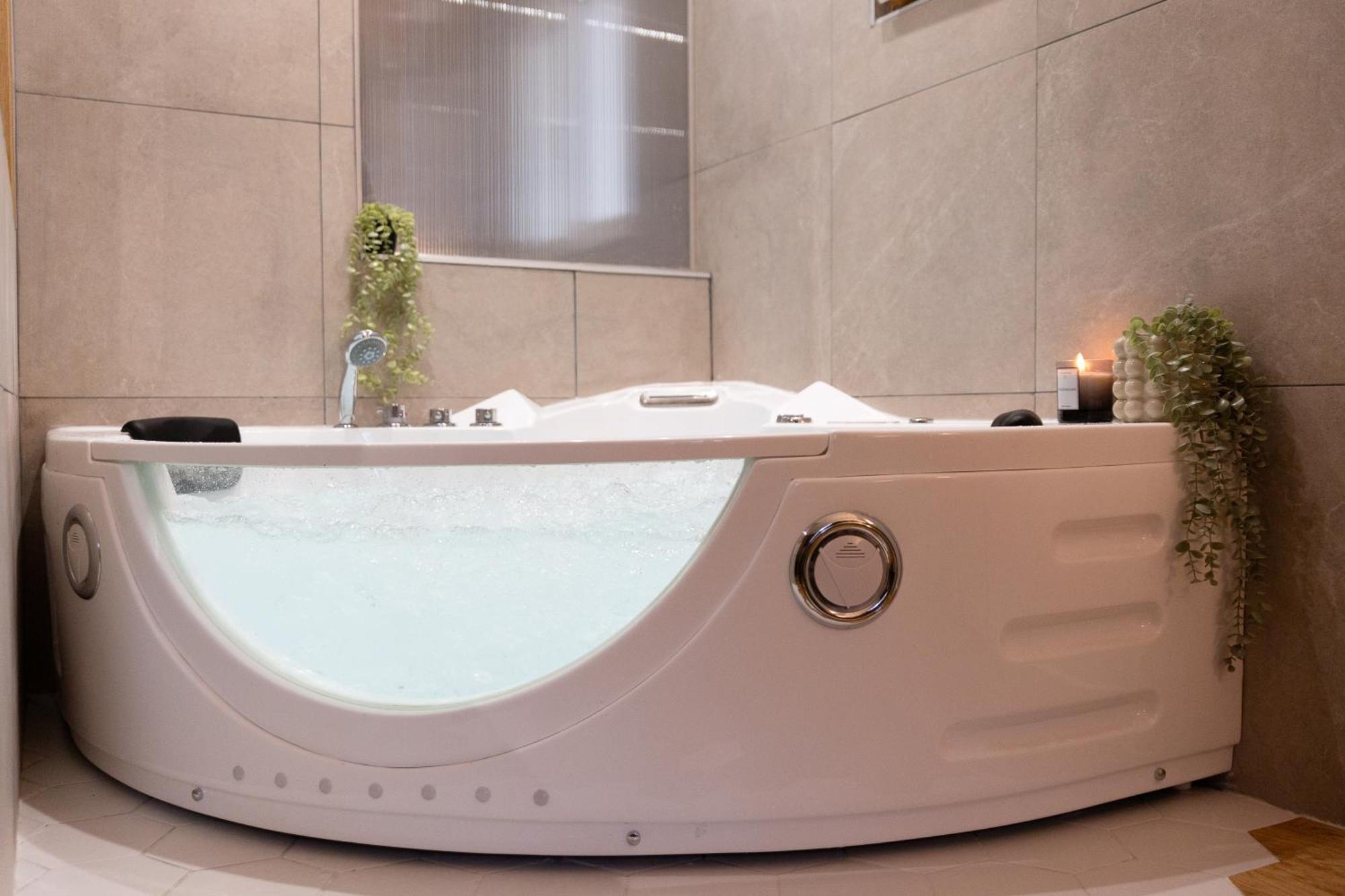 Lovelife-Jacuzzi-Netflix-Acces-24/7-Prive Étampes Extérieur photo