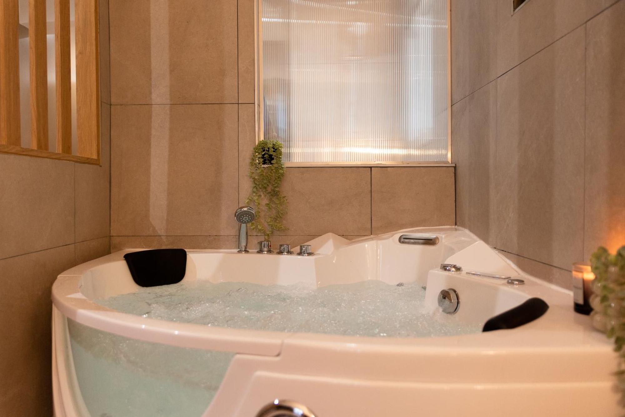 Lovelife-Jacuzzi-Netflix-Acces-24/7-Prive Étampes Extérieur photo